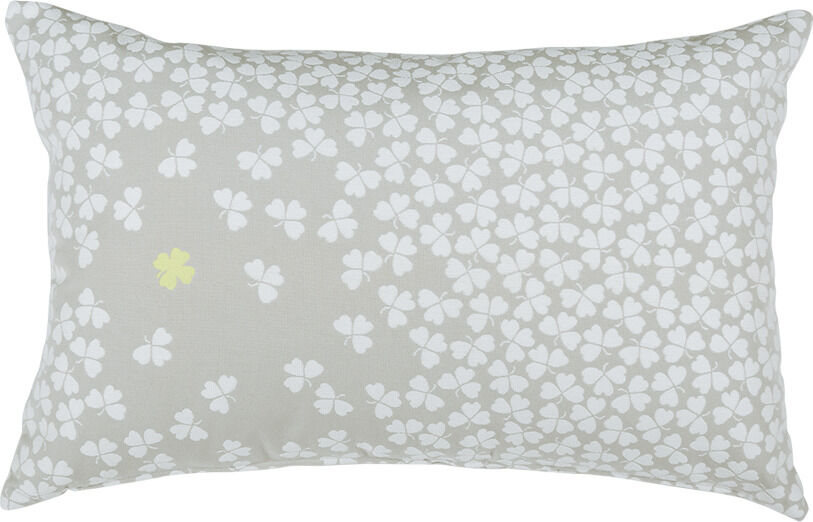 Ein Outdoor-Kissen von Treflé in den Maßen 68x44cm in einer lehmgrauen Farbe mit einem weißen Blattmuster und einem hellgelben Detail in der Mitte.