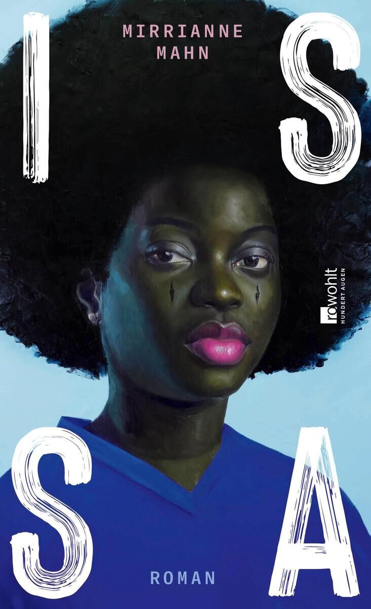 Cover des Buches 'Issa' von Mirrianne Mahn. Ein Porträt einer Frau mit dunkler Haut und afroartigem Haar, die einen blauen Pullover trägt. Die Buchstaben 'ISSA' sind in Weiß über das Bild verteilt.