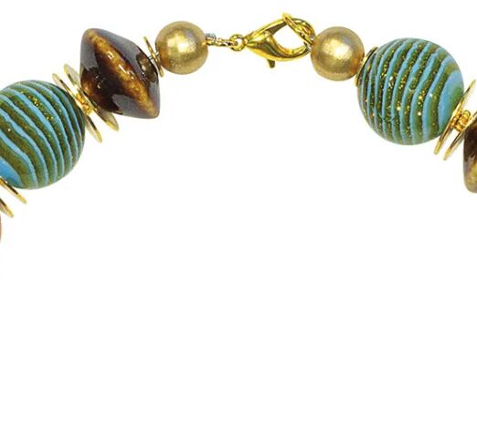 Detailaufnahme eines Colliers mit türkisfarbenen und braunen Perlen sowie goldfarbenen Akzenten. Das Schmuckstück hebt sich durch seinen herbstlichen Indian Summer Look hervor und ist durch auffällige Muster und warme Farbtöne gekennzeichnet.