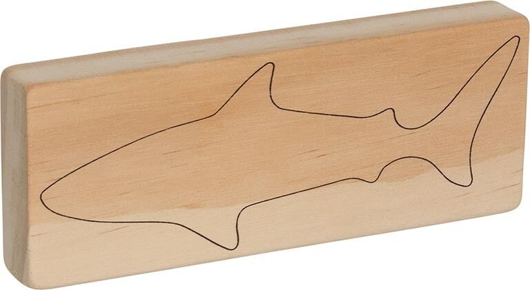 Ein rechteckiges Stück Holz mit der Kontur eines Hais darauf gezeichnet. Das Holz hat eine natürliche beige Farbe und wird als Holzschnitz-Set »Tiere« bezeichnet.