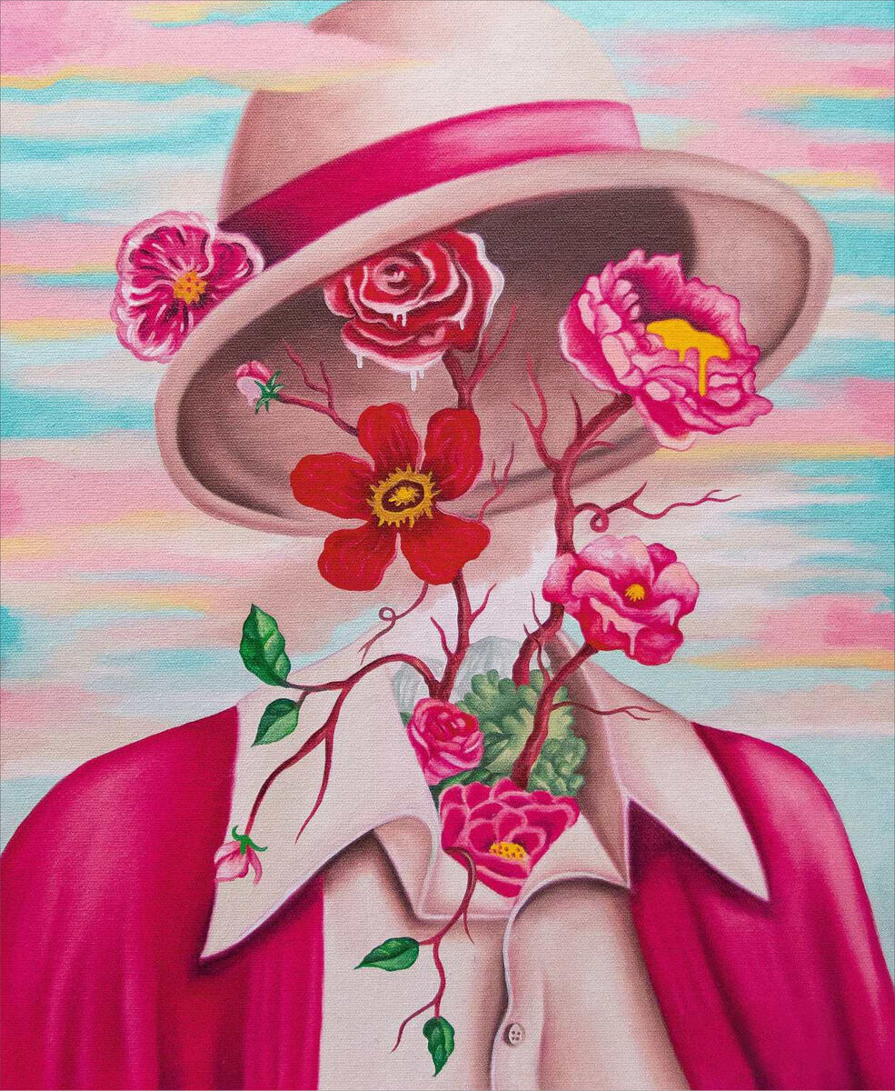 Surreales Gemälde eines Kopfs ohne Gesicht, stattdessen wachsen rote und rosafarbene Blumen aus dem Hals- und Gesichtsbereich. Die Figur trägt ein weißes Hemd, eine rosa Jacke und einen beigefarbenen Hut mit rosa Band. Hintergrund mit pastellfarbenem Himmel.