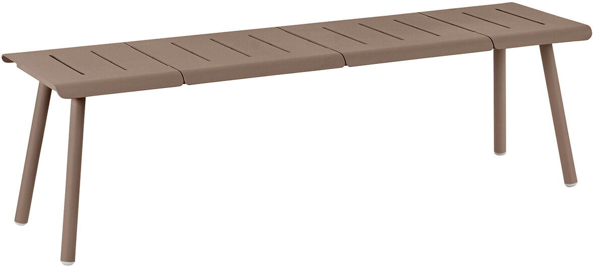 Eine minimalistische Bank mit drei Sitzplätzen in Holzoptik, geeignet für den Außenbereich, mit einer wetterfesten Oberfläche und schlanken, robusten Beinen.
