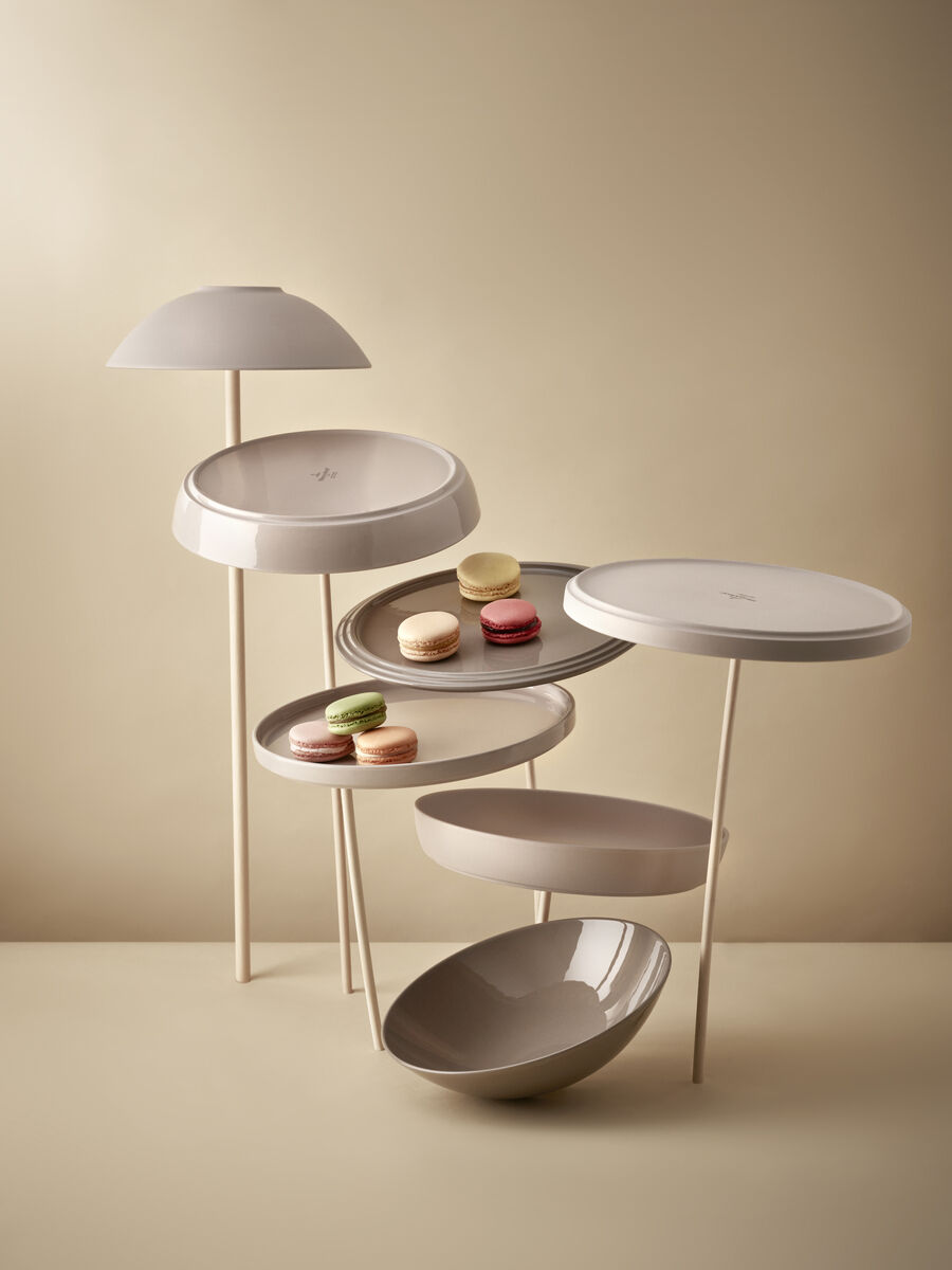 Das Bild zeigt das »La Boule« Geschirr-Set, bestehend aus stylisch ineinander gestapelten Tellern und Schalen aus Porzellan in modernen Beige- und Weißtönen, präsentiert auf einem minimalistischen Hintergrund.