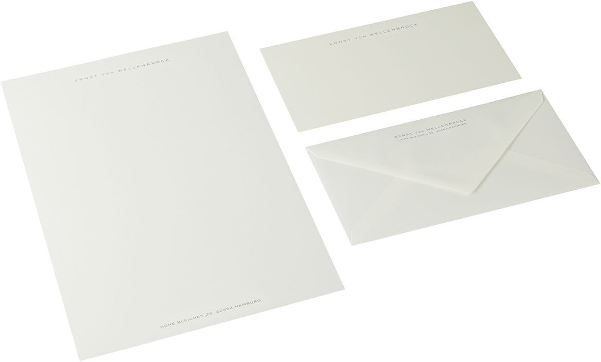 Ein Set aus A4-Schreibpapier, einem Briefumschlag und einem Kartenumschlag in Anthrazit. Ideal für Geschäfts- und private Korrespondenz. Minimalistisches und professionelles Design.