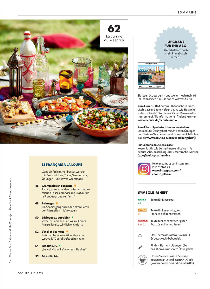 Ein Magazincover von Écoute Magazin 08/2024, das eine Mischung aus französischer Sprache und Kultur zeigt. Im Hintergrund steht ein reich gedeckter Tisch mit buntem Essen, Getränken und Dekoration. Auf der rechten Seite befinden sich verschiedene Textsegmente und Abonnement-Informationen.