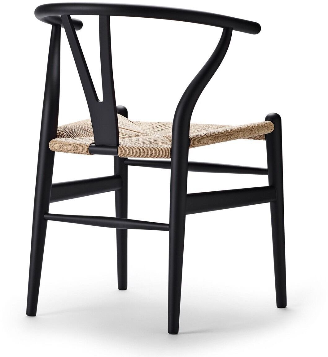 Der Sonderedition-Stuhl »CH24 Soft« von Carl Hansen ist ein minimalistischer Designerstuhl aus Holz mit schwarzem Gestell und einer natürlichen, beige gewebten Sitzfläche. Ideal für eine moderne und rustikale Einrichtung.