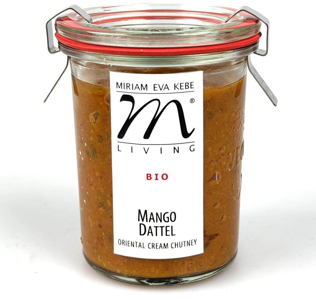 Das Bild zeigt ein Glas Mango Dattel Oriental Cream Chutney der Marke Kebe. Das Chutney ist orangefarben, das Glas hat einen Clipverschluss mit rotem Dichtungsring. Auf dem Etikett stehen Produktname sowie Hinweise auf Bio und orientalischen Geschmack. Das Glas steht vor weißem Hintergrund.