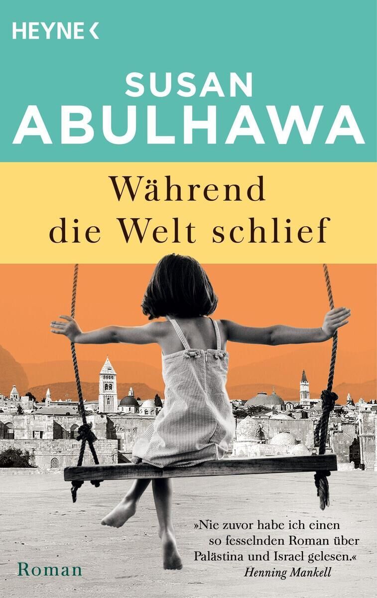 Buchcover des Romans 'Während die Welt schlief' von Susan Abulhawa, veröffentlicht von Heyne. Eine Rückansicht eines sitzenden Mädchens in einem weißen Kleid, das in ein Panorama von Jerusalem mit seinen historischen Gebäuden blickt. Der Hintergrund ist in Gelb und Türkis gehalten mit schwarzem Text.