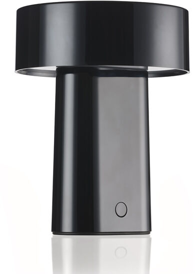 Schwarze, tragbare Designlampe mit zylindrischem Fuß und breitem, flachen Lampenschirm vor weißem Hintergrund. Die Lampe steht auf einer spiegelnden Oberfläche und vermittelt einen modernen, minimalistischen Eindruck.