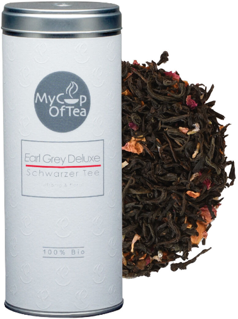 Eine weiße Teedose mit silbernem Deckel und der Aufschrift 'Earl Grey Deluxe Schwarzer Tee, 100% Bio'. Daneben lose Teeblätter mit rosa und braunen Akzenten.