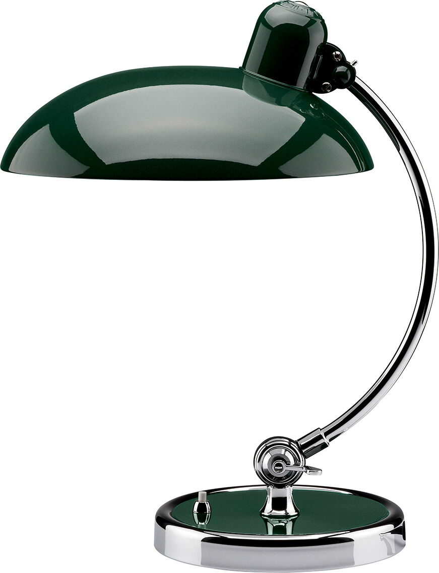 Bild einer Schreibtischlampe aus der Serie »Kaiser Idell«. Die Lampe besteht aus grünem Metall und Chromdetails. Sie hat einen runden Sockel, ein verstellbares Gelenk und einen halbkugelförmigen Lampenschirm.