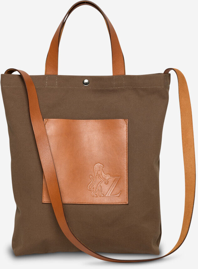 Der ZEIT Shop Jubiläums-Shopper ist eine schicke und praktische Tasche aus brauner Baumwolle und hellbraunem Leder. Geeignet für verschiedene Anlässe und täglichen Gebrauch.