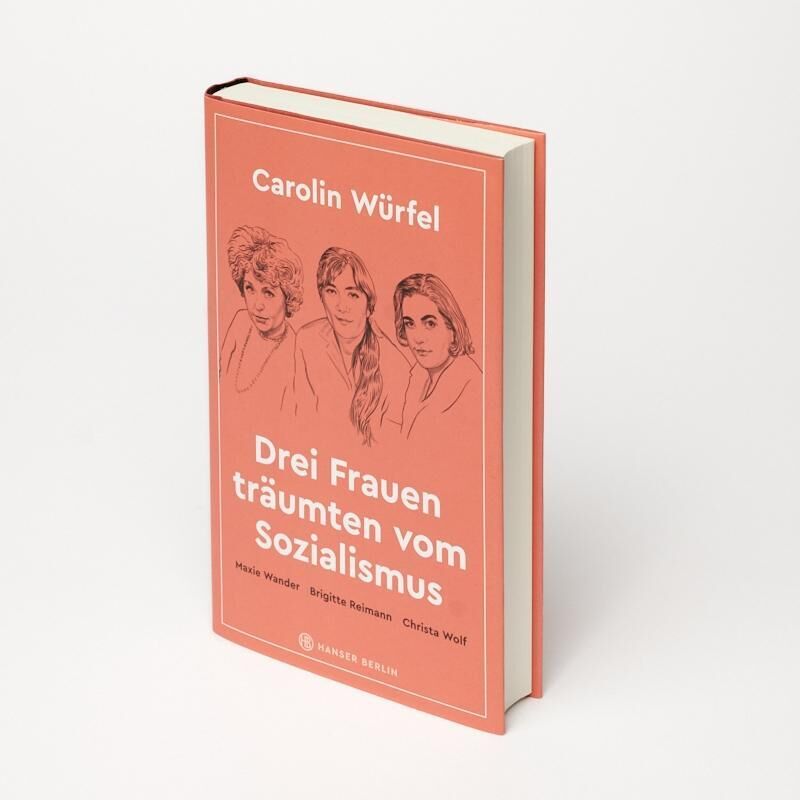 Ein Buch mit dem Titel 'Drei Frauen träumten vom Sozialismus' von Carolin Würfel. Das Cover ist rosa mit weißen und schwarzen Zeichnungen von drei Frauen und deren Namen: Christa Wolf, Birgitte Reimann und Heike Wunder.