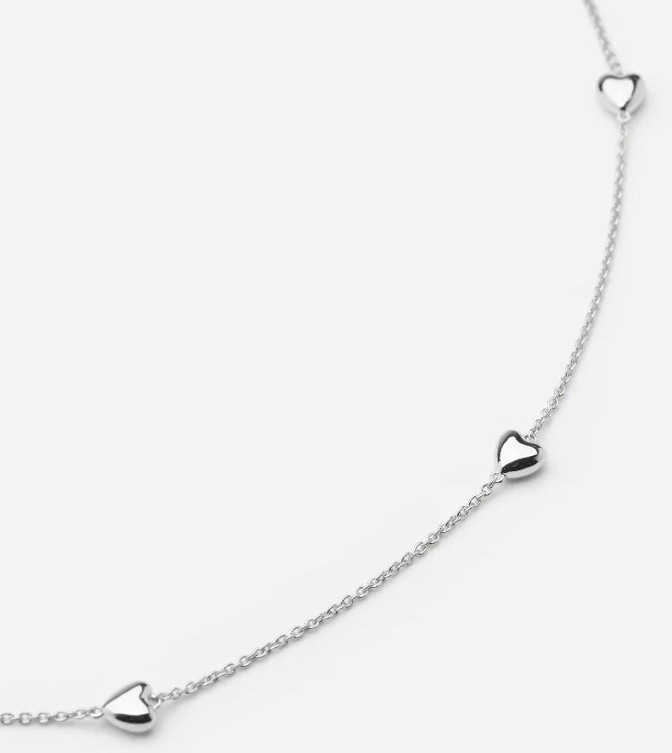 Das Bild zeigt eine filigrane Halskette aus poliertem Sterling-Silber der Marke SKULTUNA. Die Kette ist mit mehreren kleinen Herzanhängern verziert, gleichmäßig verteilt, und liegt auf hellem, neutralem Hintergrund elegant gebogen.