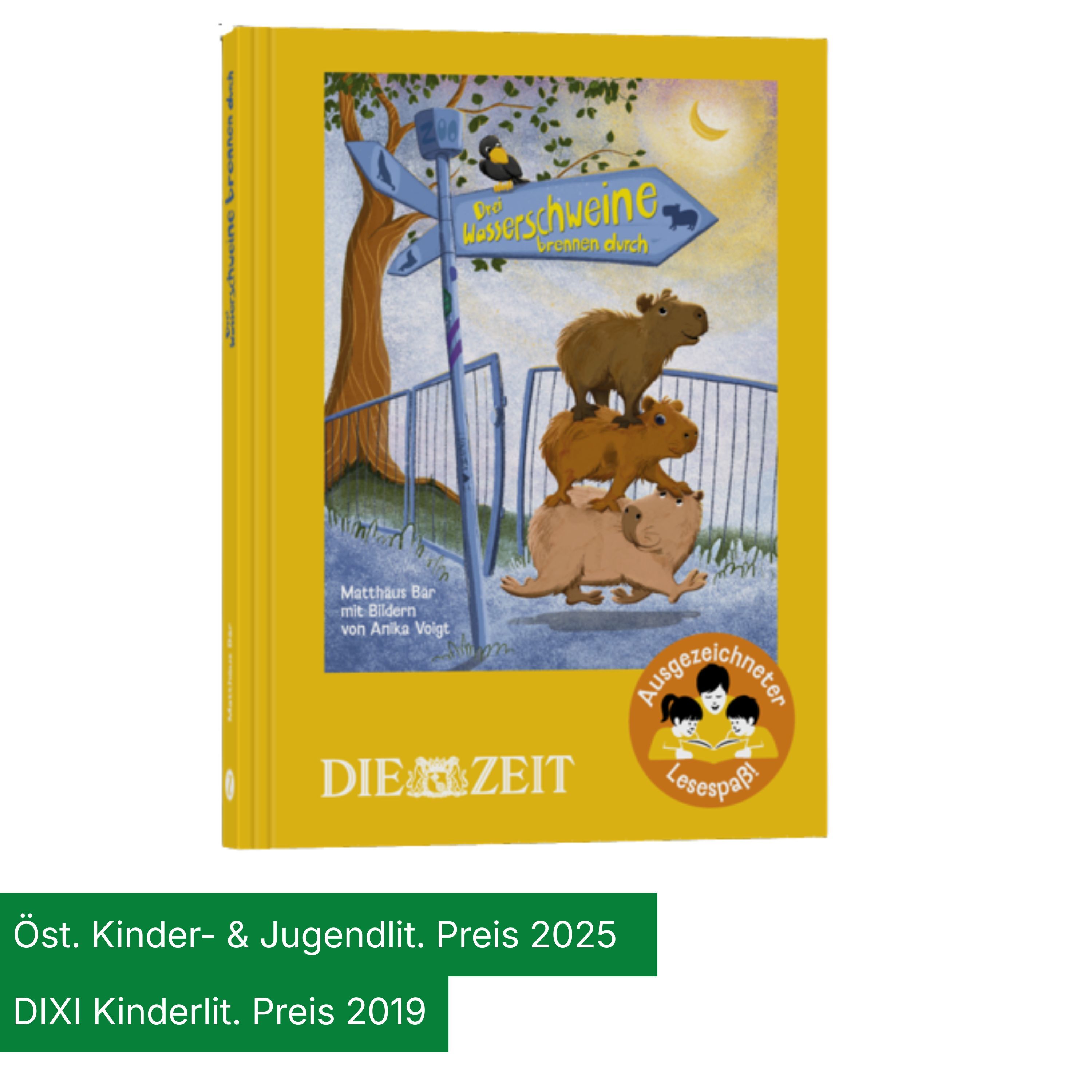 Das Buchcover zeigt drei Wasserschweine auf einem Zaun vor grünem Gras und Bäumen. Titel: „Drei Wasserschweine brennen durch” von Matthäus Bär und Anika Voigt. Unten links findet sich die Hinweise auf die Auszeichnungen mit dem DIXI Kinderliteraturpreis 2019 sowei dem Östereichischem Kinder- und Jugendliteraturpreis 2025.