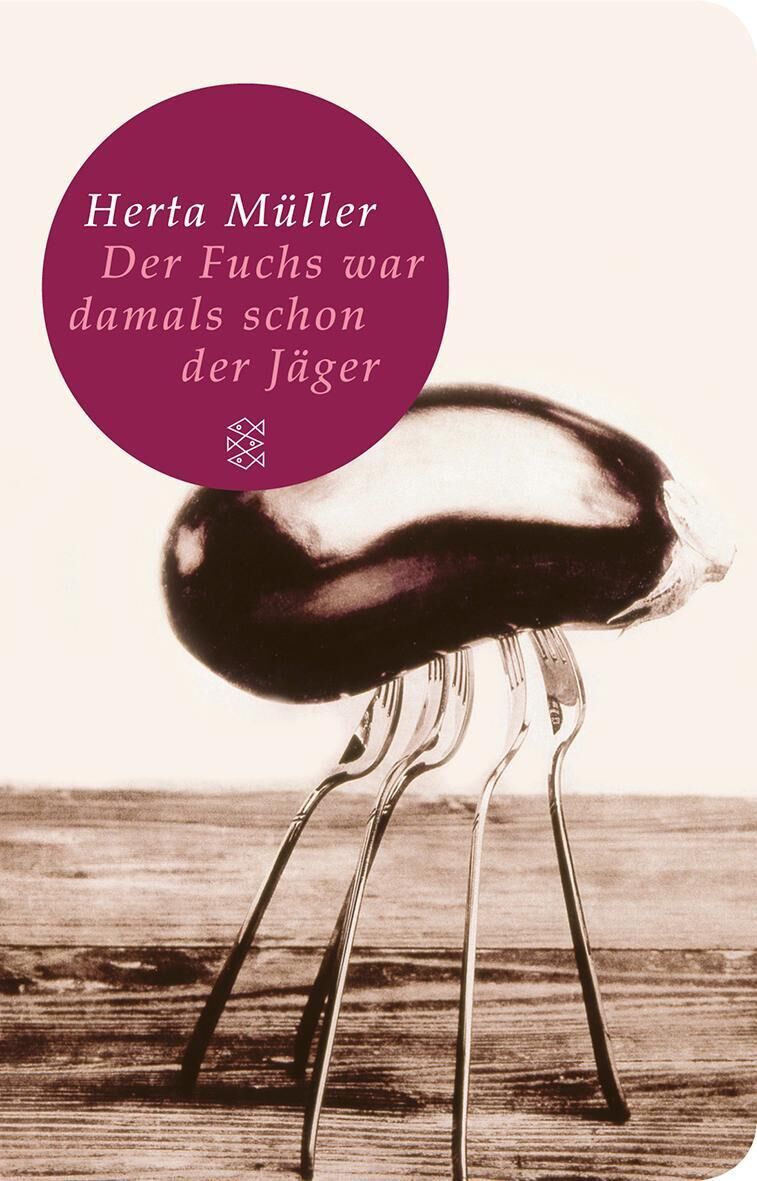 Das Bild zeigt das Buchcover des Romans 'Der Fuchs war damals schon der Jäger' von Herta Müller. Auf dem Cover steht ein roter Kreis mit dem Namen der Autorin und dem Buchtitel. Darunter befindet sich ein Kunstwerk, das einen Eierbecher auf vier Gabeln darstellt. Der Hintergrund ist hell.