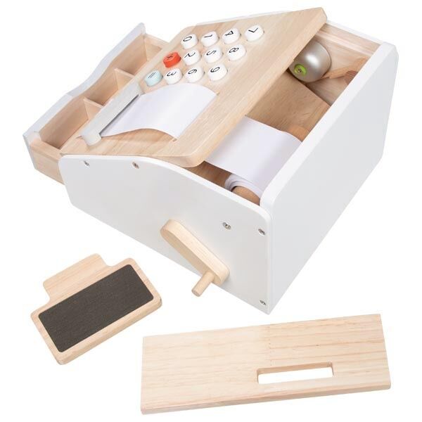 Abgebildet ist eine Kaufmannsladenkasse aus Holz mit weißen und naturbelassenen Elementen. Sie verfügt über Tasten, eine kleine Tafel, eine Kassenschublade sowie eine Kalke, die an einer Seite angebracht ist. Das Set eignet sich besonders als Lernspielzeug für Kinder.