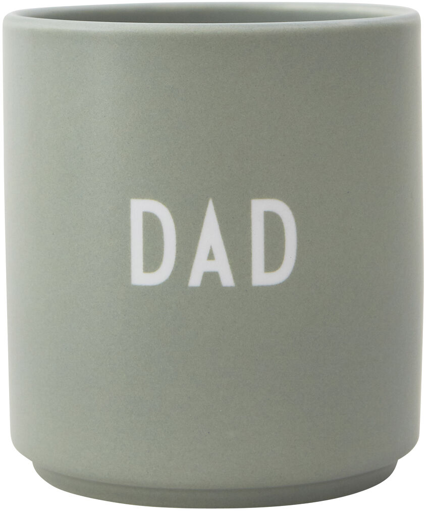 Grüner Lieblingsbecher mit der Aufschrift 'Dad' in weißer Schrift. Perfekt für Kaffee oder Tee und ein großartiges Geschenk für den Vater.