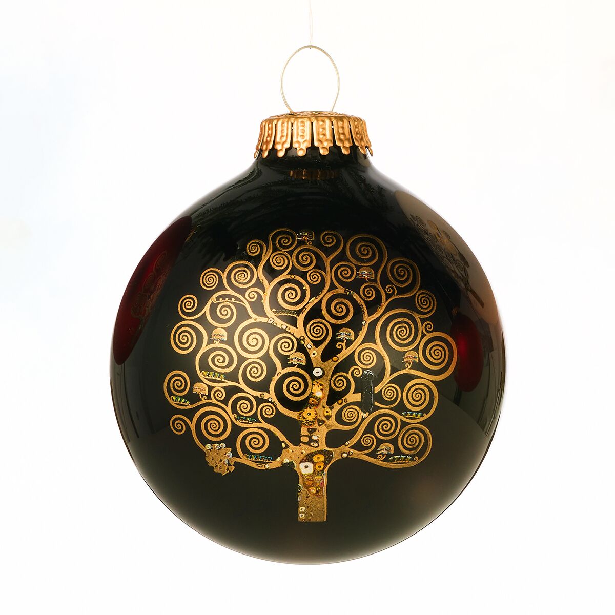 Eine elegante schwarze Weihnachtsbaumkugel aus Glas mit filigranem, goldfarbenem Baum-des-Lebens-Motiv im Stil von Gustav Klimt, dekoriert mit kunstvollen Mustern und einem goldenen Verschluss, geeignet für luxuriösen Baumschmuck und kunstvolle Weihnachtsdekorationen.