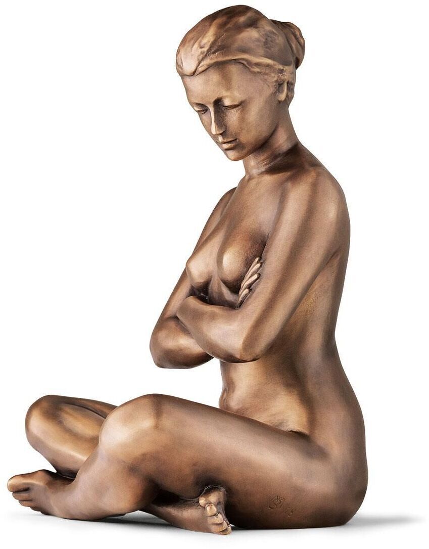 Bronzefarbene Skulptur einer sitzenden Frau namens 'Harmonie'. Die Figur hat eine ruhige und friedliche Ausstrahlung, ideal für die Dekoration und Inneneinrichtung.