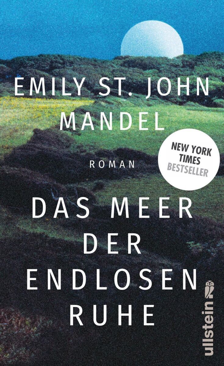 Buchcover von Emily St. John Mandels 'Das Meer der endlosen Ruhe' mit weißem Text auf einer Landschaft mit Hügeln, Bäumen und einem blauen Himmel. Das Cover ist mit einem Sticker 'New York Times Bestseller' und dem Ullstein-Logo versehen.