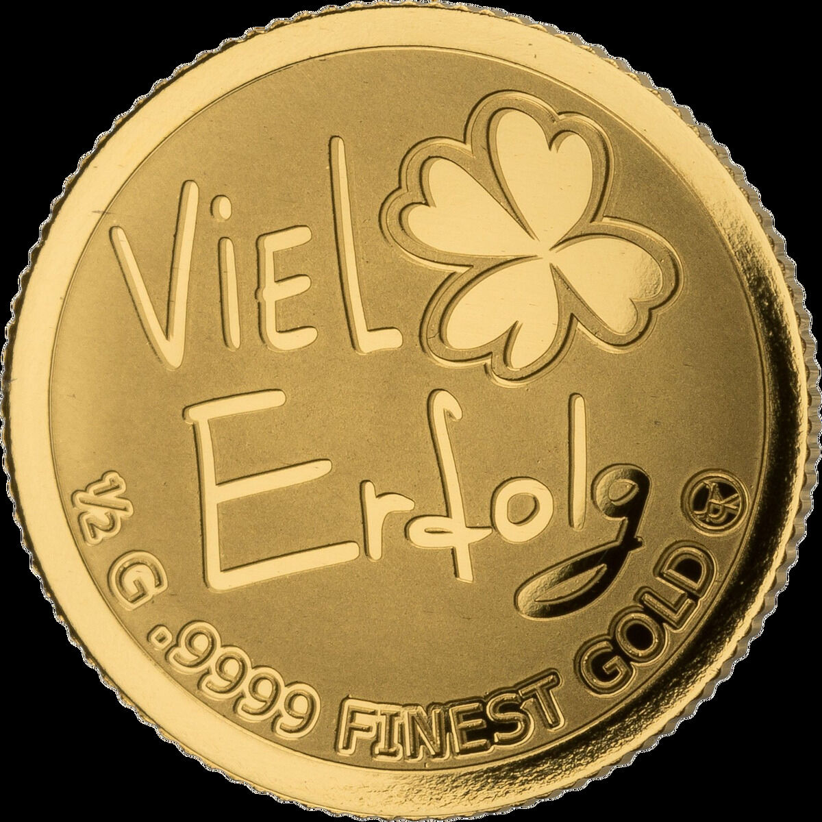 Ein Goldbarren mit der Aufschrift 'Viel Erfolg', einem vierblättrigen Kleeblatt und Angaben zur Reinheit des Goldes (1/2 g, 9999).