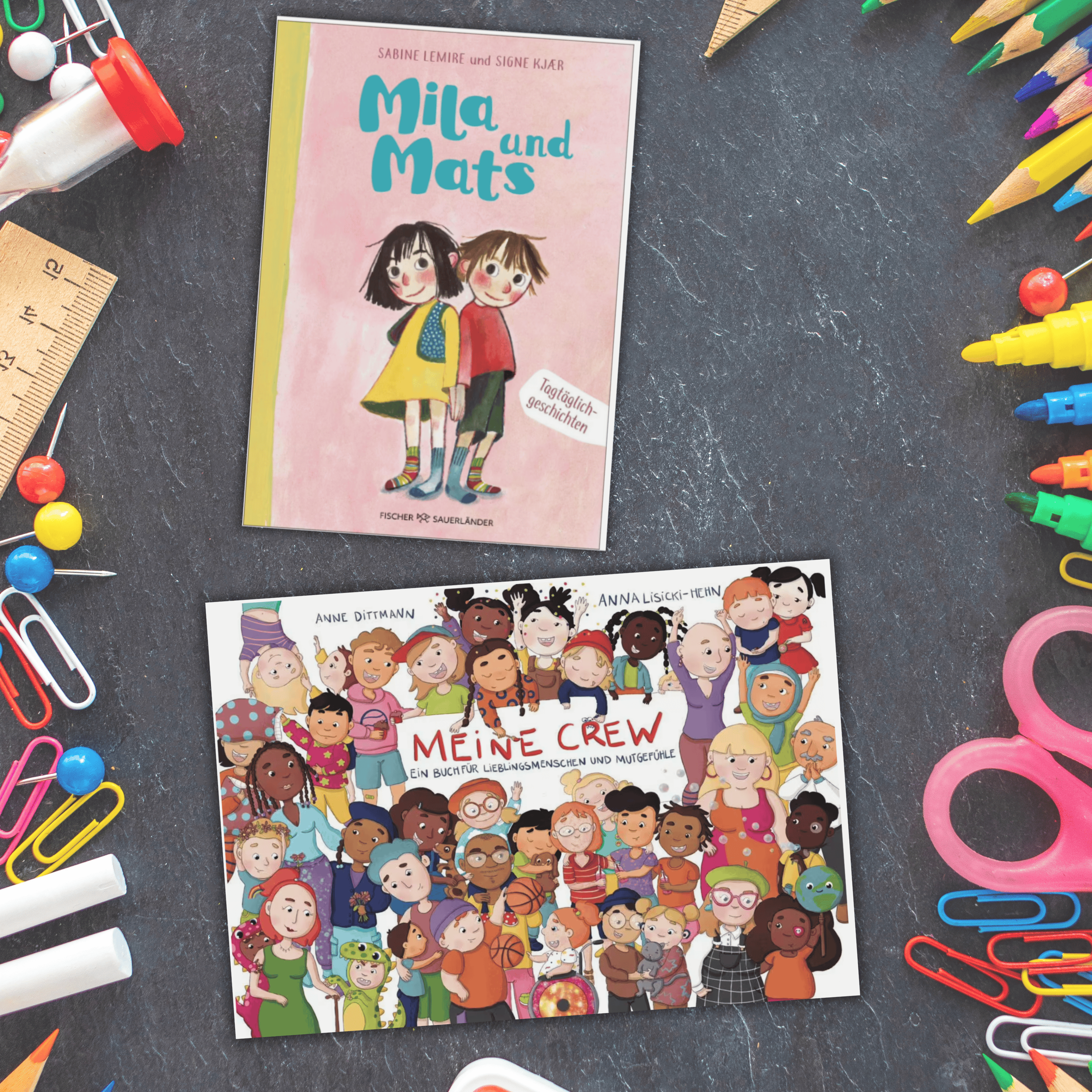 Link zur Kategorie Kinderbücher für die Schule: Auf einer Tischfläche liegen zwei Kinderbücher: Oben "Mila und Mats" von Sabine Lemire und Signe Klar mit einer Illustration zweier Kinder, unten "Meine bunte Kinder-Crew" von Anne Dirfmann und Anna-Luise Klein mit vielen diversen Kindern auf dem Cover. Drumherum liegen bunte Schulutensilien wie Scheren, Lineale, Stifte und Büroklammern.