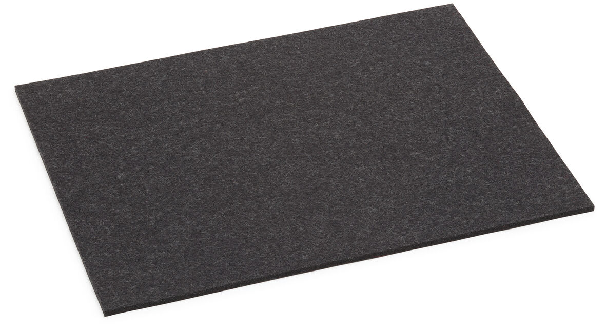 Das Bild zeigt ein schlichtes, rechteckiges Tischset in einer dunklen, einfarbigen Textur, ideal als Unterlage für einen gedeckten Tisch.