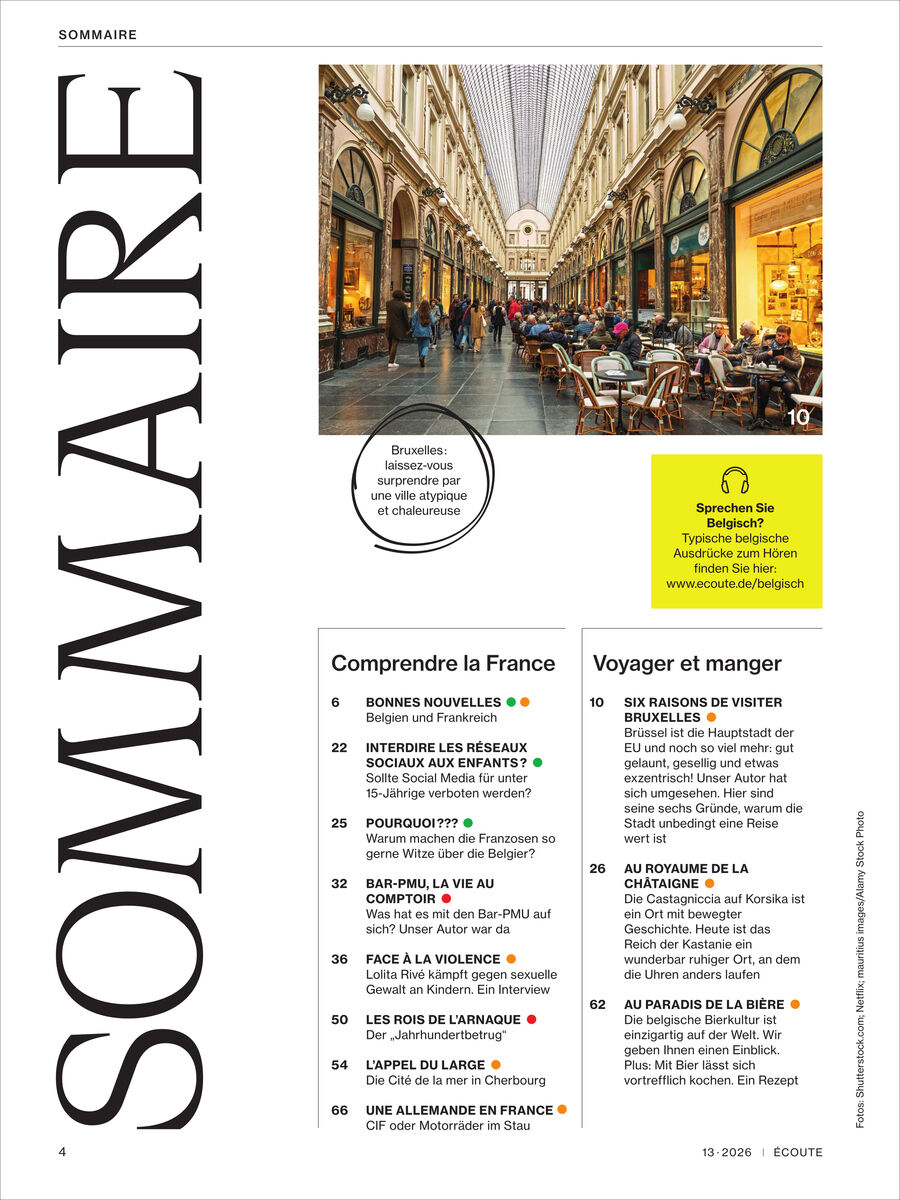 Inhaltsseite des Sprachmagazins Écoute: Links steht „SOMMAIRE“ groß und senkrecht in schwarzer Serifenschrift. Oben zeigt ein Foto eine belebte, elegante überdachte Einkaufspassage in Paris mit Cafétischen. Darunter folgen zweispaltig Artikelrubriken wie „Comprendre la France“ und „Voyager et manger“; rechts ein gelber Kasten mit Sprechübung.