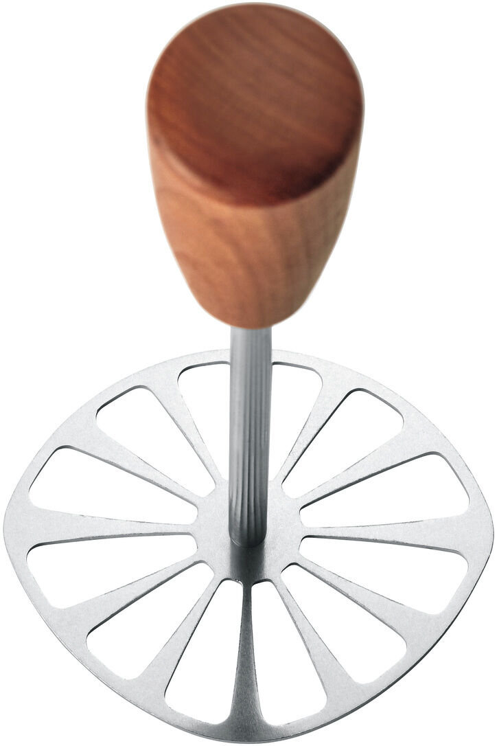 Der Kartoffelstampfer Soul von triangle ist abgebildet: Griff aus dunkelrotem Kirschholz, silberner Stampfkopf aus Edelstahl, robust verarbeitet. Liegt auf hellem Untergrund, modern, schlichtes Design. Ideal für Hobby- und Profiköche, hochwertige Materialien.
