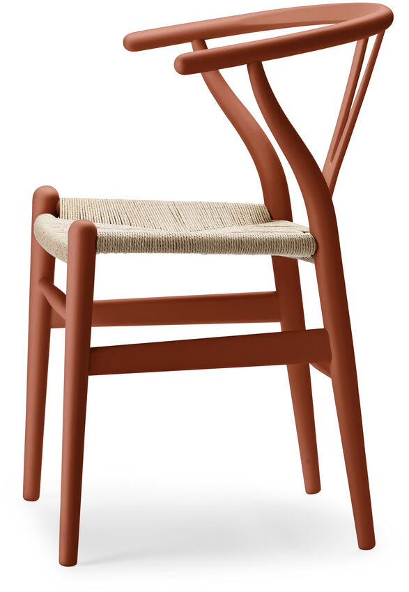 Roter CH24 Soft Stuhl von Carl Hansen mit einer geflochtenen Sitzfläche in Beige. Skandinavisches Design, geeignet für moderne Innenarchitektur und hochwertige Möbeleinrichtungen.