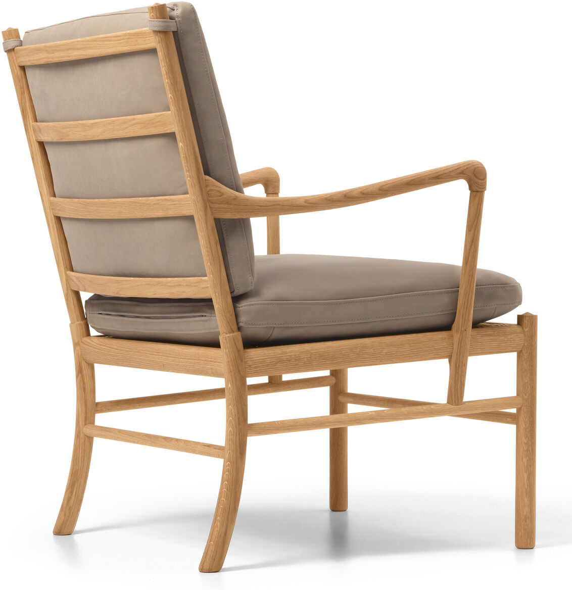 Der OW149 Colonial Chair ist ein stilvoller Holzstuhl im skandinavischen Design mit hellbraunem Rahmen und beige gepolsterten Sitz- und Rückenflächen, dargestellt vor neutralem Hintergrund. Der Sessel vereint Minimalismus und traditionelle Handwerkskunst und eignet sich für moderne Wohnbereiche.