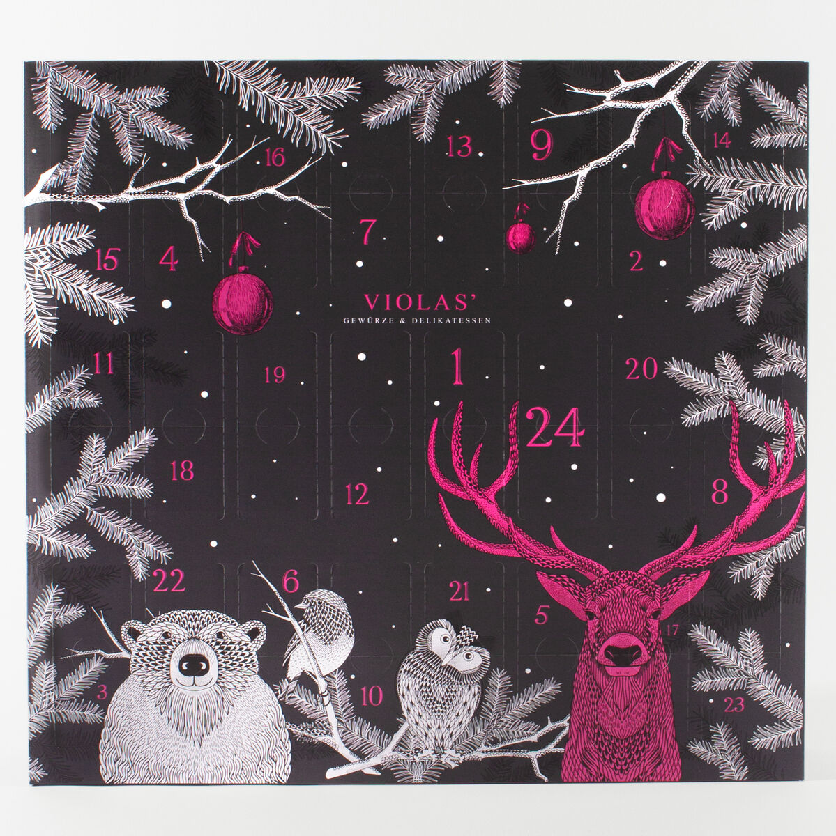 Ein Adventskalender von Violas mit winterlichem Design auf schwarzem Hintergrund. Der Kalender zeigt Abbildungen von einem Bär, einer Eule und einem Hirsch mit roten Akzenten und umgeben von Tannenzweigen und Schneeflocken.