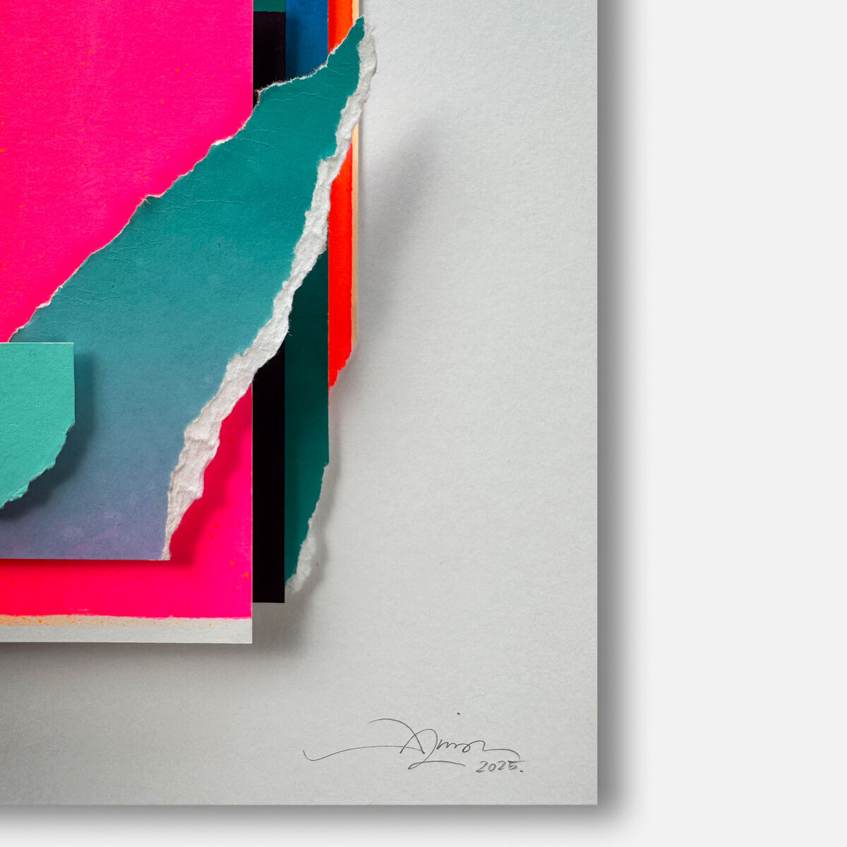 Das Bild zeigt eine abstrakte Collage von Daniel Lisson aus der Serie "Colors in Space - No.74" auf weißem Grund. Farbige, teils gerissene Papierlagen in Pink, Türkis, Orange, Schwarz und Blau erzeugen Tiefe. Unten ist die Handsignatur mit Datum 2025 zu sehen.