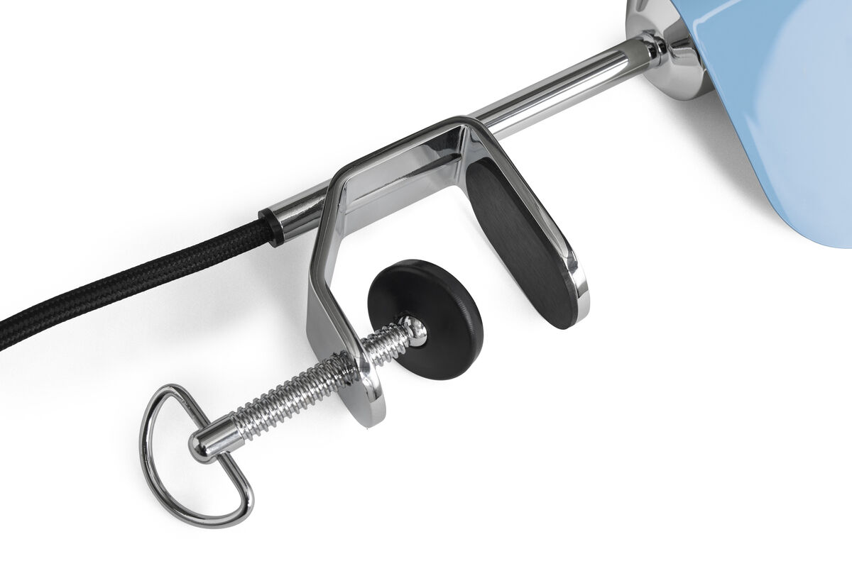 Nahaufnahme einer modernen silbernen Lampe mit schwarzer und blauer Klemmvorrichtung für flexible Befestigung. Geeignet für Büro- und Schreibtischgebrauch.