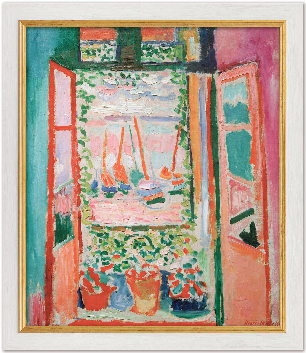 Reproduktion von Henri Matisse' Gemälde 'Offenes Fenster in Collioure' (1905). Kräftige Farben, expressionistische Darstellung eines geöffneten Fensters mit Blick auf blühende Blumen und Boote im Hafen, eingerahmt in weiß-goldfarbenem Massivholzrahmen.