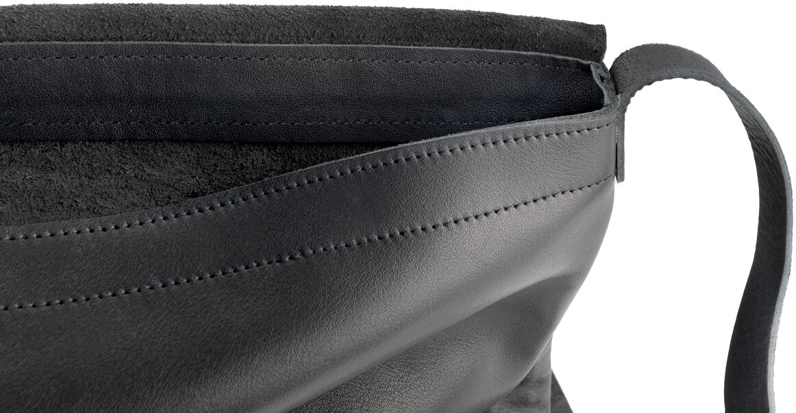 ZEIT Messengerbag aus Leder in dunklen Farben, geeignet für Beruf und Schule, mit elegantem und hochwertigem Design.