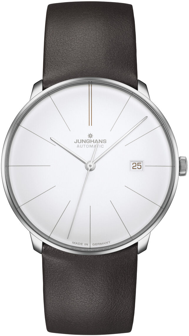 Sonderedition der Junghans Armbanduhr »Meister fein Automatic« mit weißem Zifferblatt, silbernem Gehäuse und schwarzem Lederarmband, sowie einer Datumsanzeige am rechten Rand.