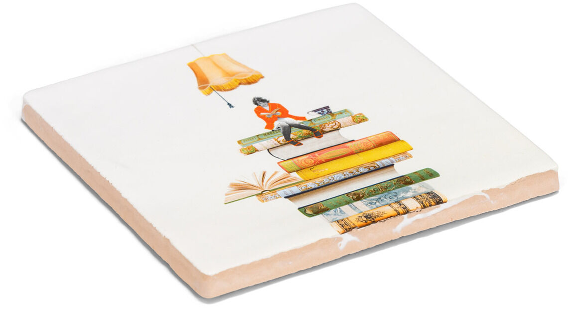 Illustration auf einer Keramikfliese zeigt eine Person, die auf einem Stapel Bücher sitzt und liest. Über der Person hängt eine gelbe Lampe. Der Hintergrund der Fliese ist weiß.