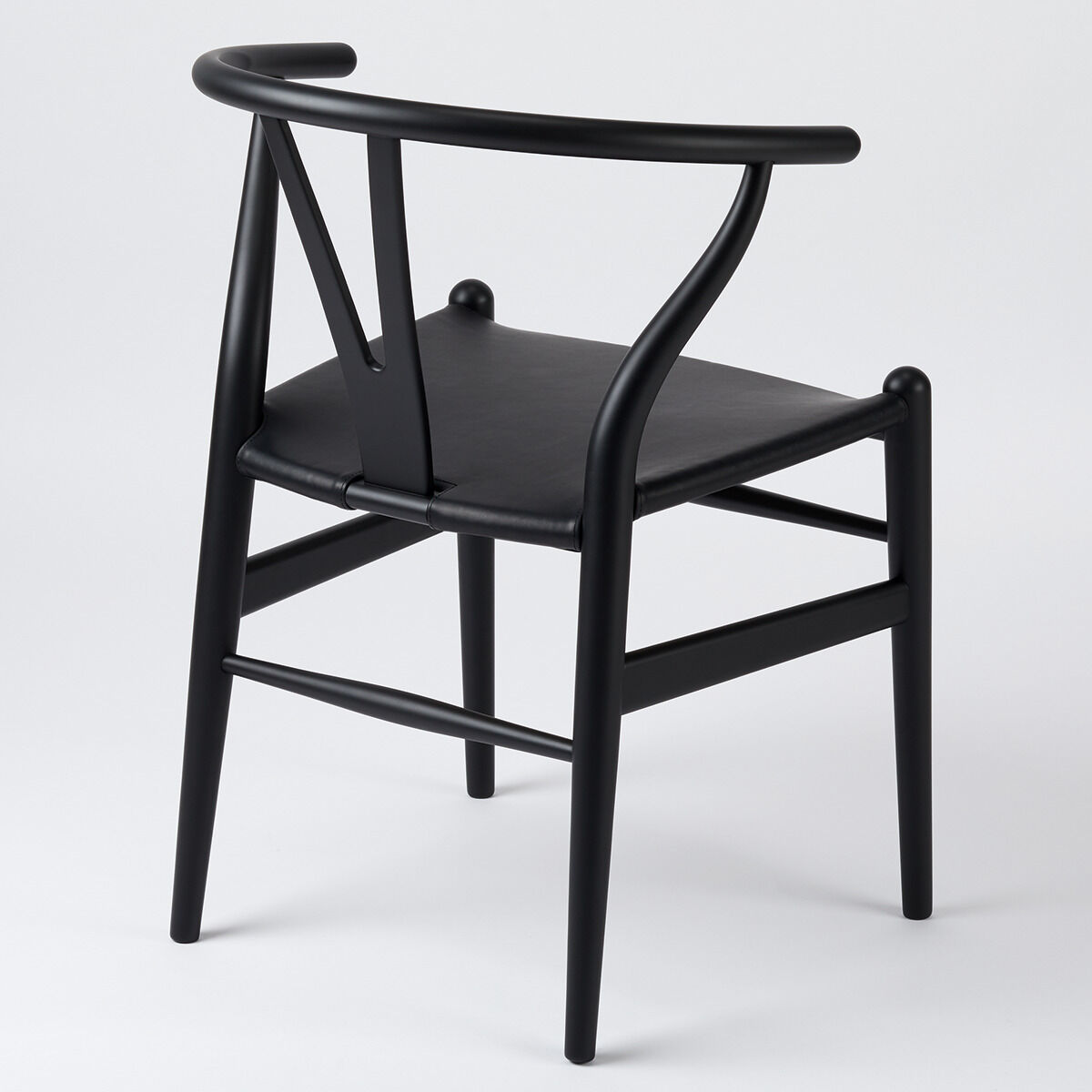 Die ZEIT Sonderedition »CH24«, Wishbone Chair aus Buche und Leder, ist ein moderner, schwarzer Stuhl mit minimalistischen Design. Der Stuhl verfügt über einen geschwungenen Rücken und eine ergonomische Sitzfläche aus hochwertigem Leder.