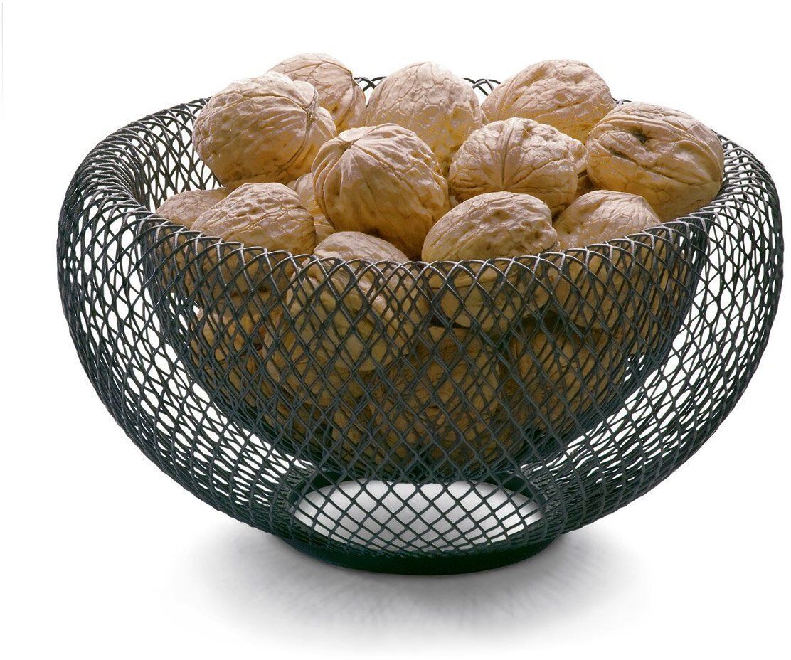 Schale »Mesh« aus schwarzem Metallgeflecht, gefüllt mit Walnüssen, in minimalistischem und modernem Design.