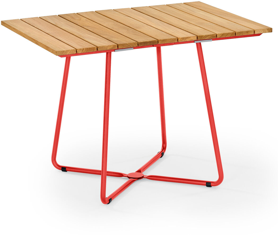Ein Klapptisch »BALCONY« aus Teakholz mit einem Gestell aus rotem Metall. Der Tisch ist rechteckig und hat ein modernes, platzsparendes Design.