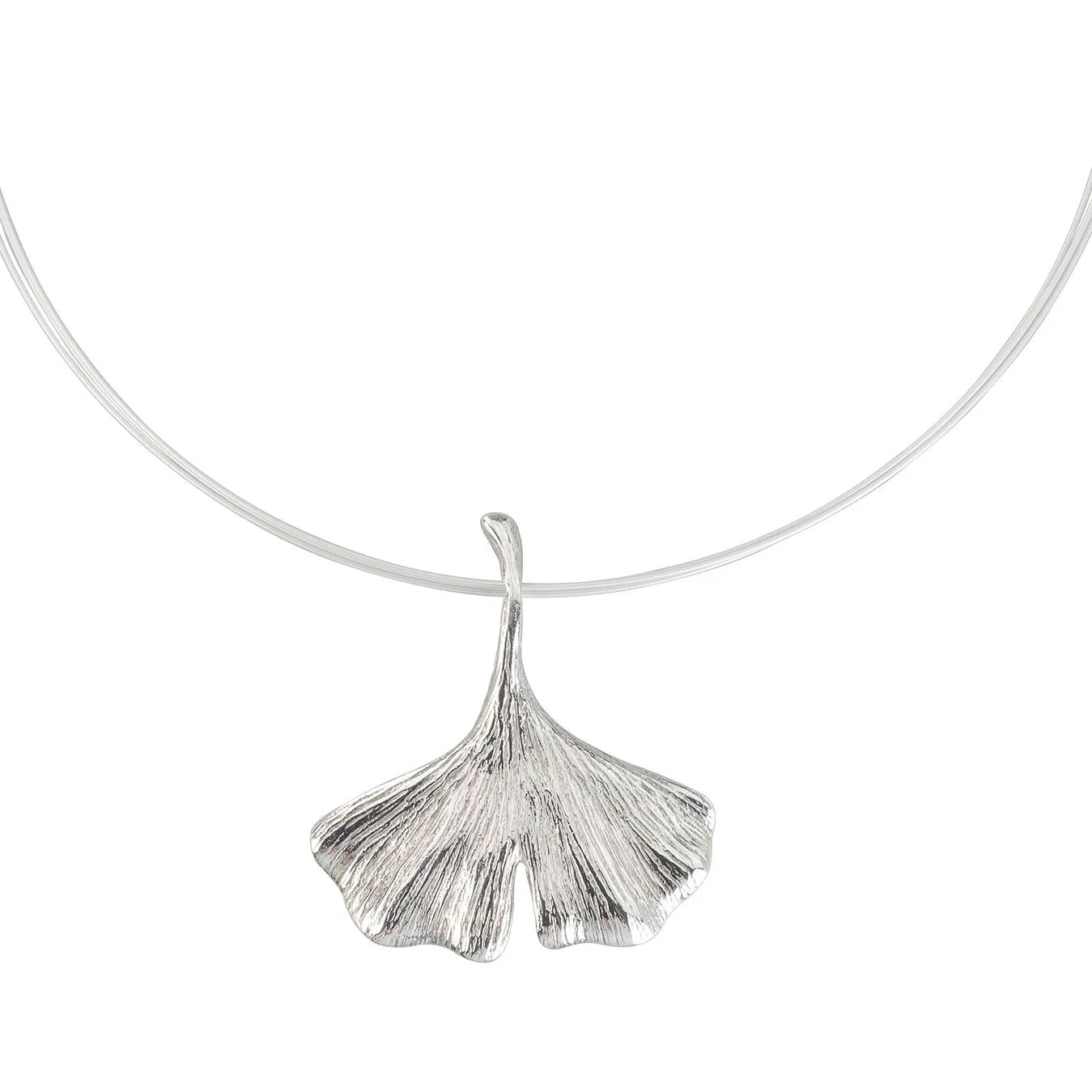 Das Bild zeigt ein silberfarbenes Collier von Petra Waszak mit einem detailreich gearbeiteten Anhänger in Form eines Ginkgo-Blatts an einem feinen Halsreif. Das Schmuckstück wirkt modern und naturinspiriert.