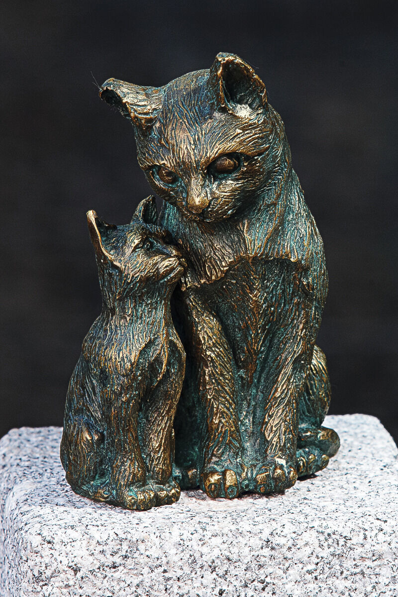 Bronzefarbene Gartenskulptur einer Katze mit ihrem Jungtier auf einem grauen Sockel, detailliert und realistisch gestaltet.