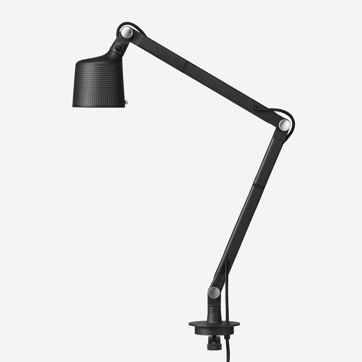 Die »Vipp«-Schreibtischlampe ist eine moderne, schwarze, anpassbare Lampe mit schwenkbarem Arm und schlichtem, minimalistischem Design. Ideal für den Einsatz im Büro oder Home Office.
