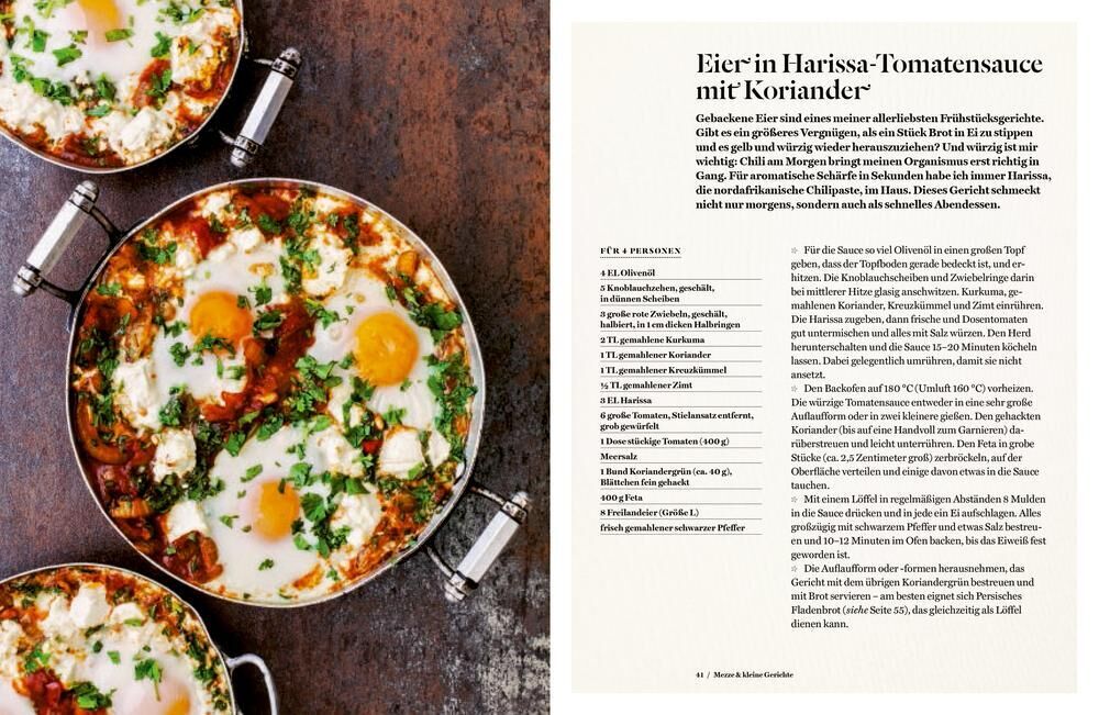 Kochbuchseite mit einem Rezept für Eier in Harissa-Tomatensauce mit Koriander, gezeigt in drei Pfannen auf einer Holzoberfläche.