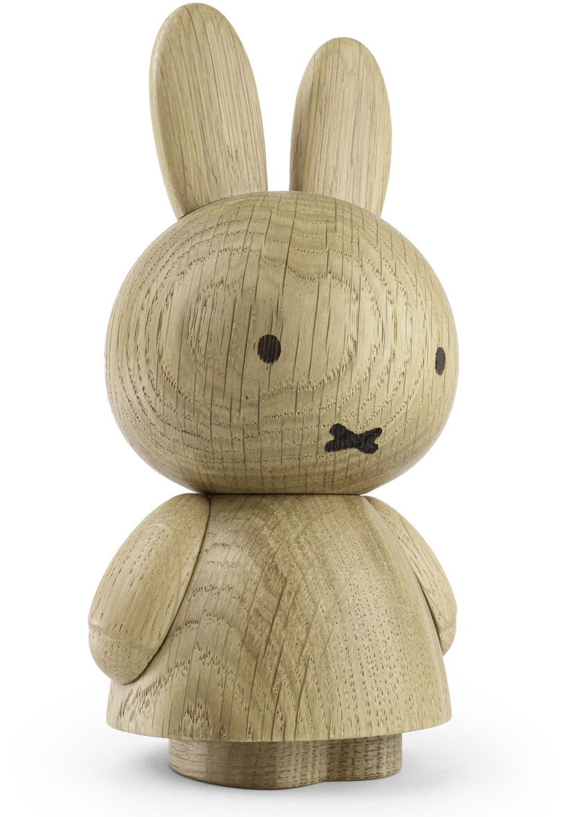 Auf dem Bild ist eine detailreich gearbeitete, hellbraune Holzfigur der Marke Boyhood zu sehen, die Miffy darstellt. Die Figur besteht aus glattem, naturbelassenem Holz mit sichtbarer Maserung. Sie hat große Ohren, einfache Augen und einen kleinen Mund. Das Design ist minimalistisch.