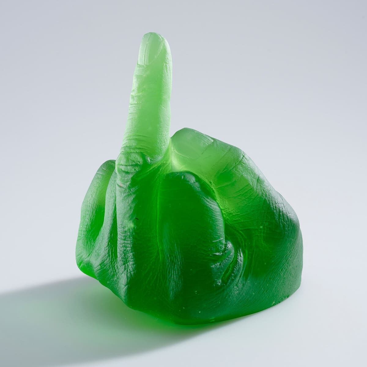 Eine Skulptur von Ai Weiwei, »Study of Perspective in Glass«, zeigt eine Hand aus grünem Glas, die den Mittelfinger hebt. Es hat ein modernes und provokantes Design.