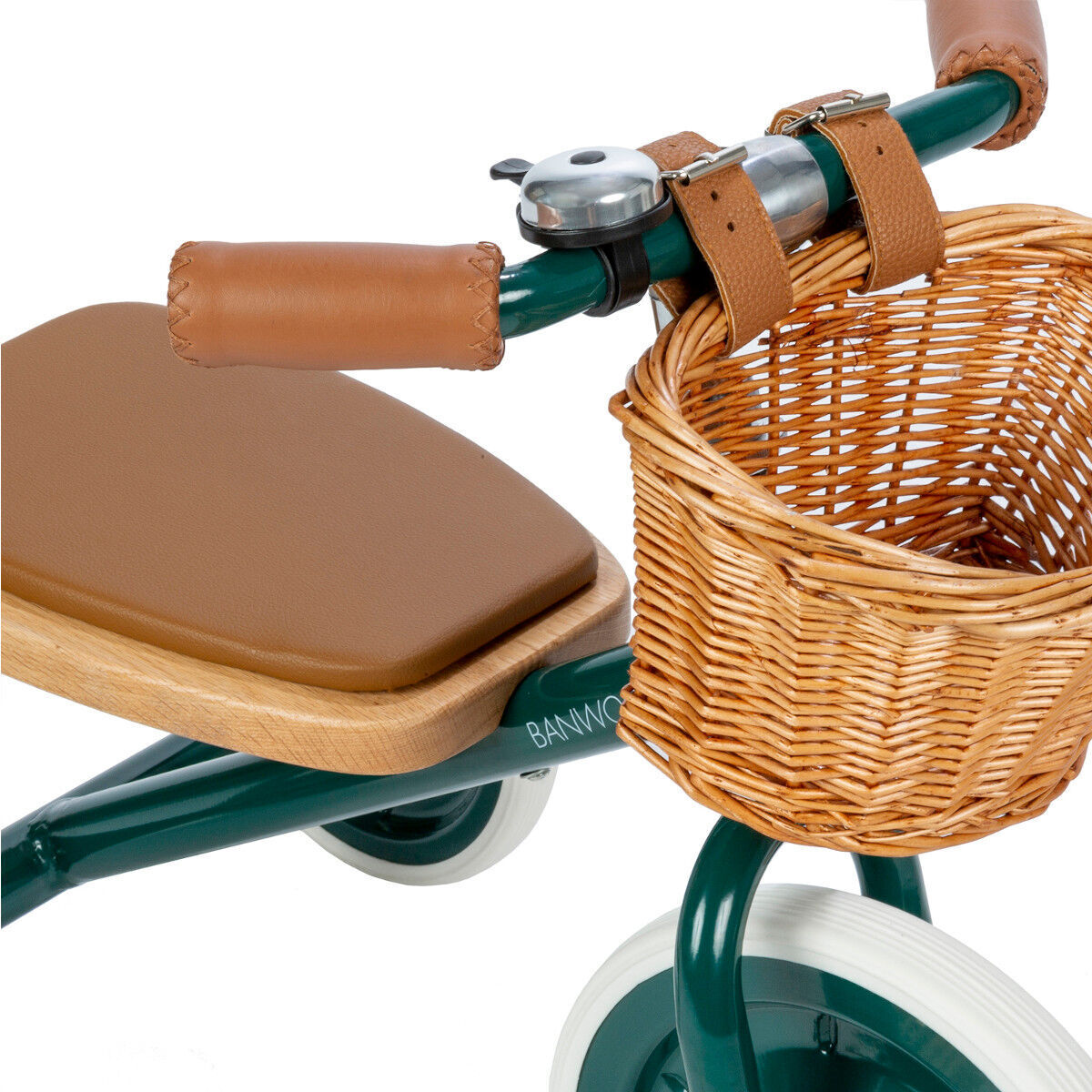 Retro-Dreirad mit braunem Sitz und Griffen, grünem Rahmen und einem geflochtenen Bastkorb vorne am Lenker. Das Dreirad hat weiße Räder und metallene Details.