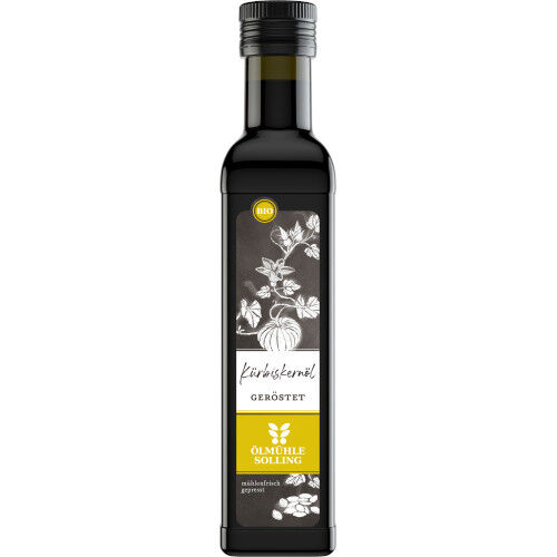 Eine schlanke, dunkle Glasflasche mit schwarz-weißem Etikett der Marke Ölmühle Solling. Das Etikett zeigt botanische Illustrationen und informiert über geröstetes Bio-Kürbiskernöl. Der gelbe Akzent hebt das Bio-Siegel hervor. Die Flasche steht aufrecht und ist für Genießer, die Wert auf hochwertige, regionale Öle legen.